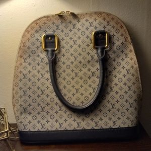 Louis Vuitton, almao navy blue monogram mini. Very nice bag.
